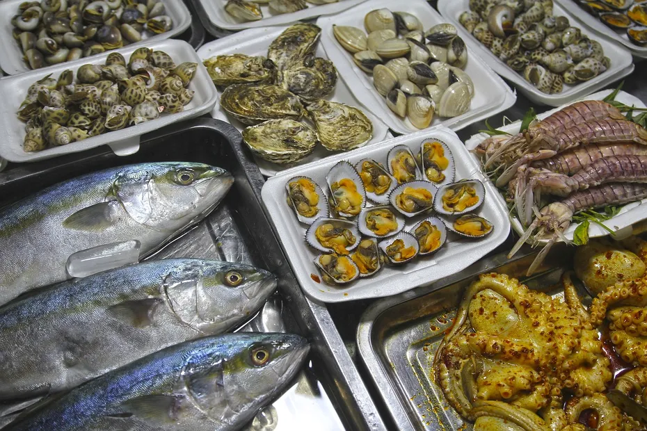 lots of fresh seafood
