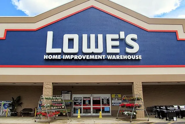 Are Dogs Allowed in Lowes? (Updated in 2026)