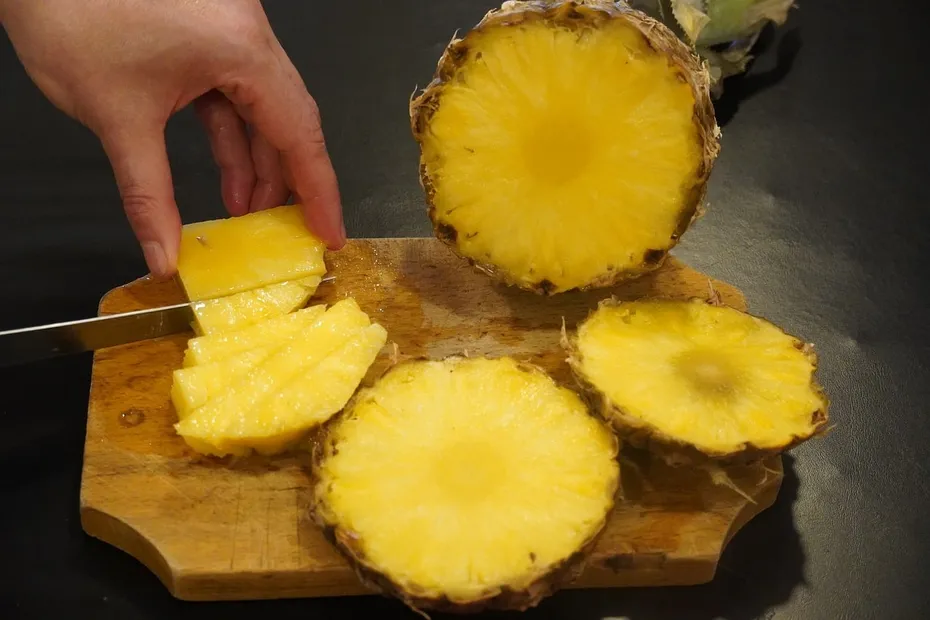 sliced pineapples