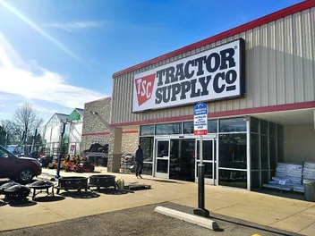 Are Dogs Allowed in Tractor Supply in 2026? Pet Policy, Rules & Tips