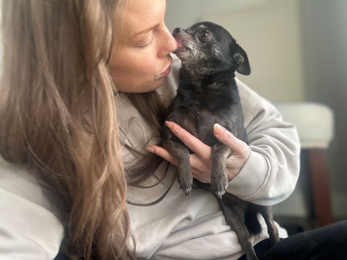 Subi licking Amanda's nose