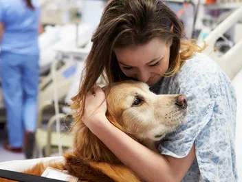 Mental & Physical Health Benefits of Therapy Dogs: 10 Facts & FAQ