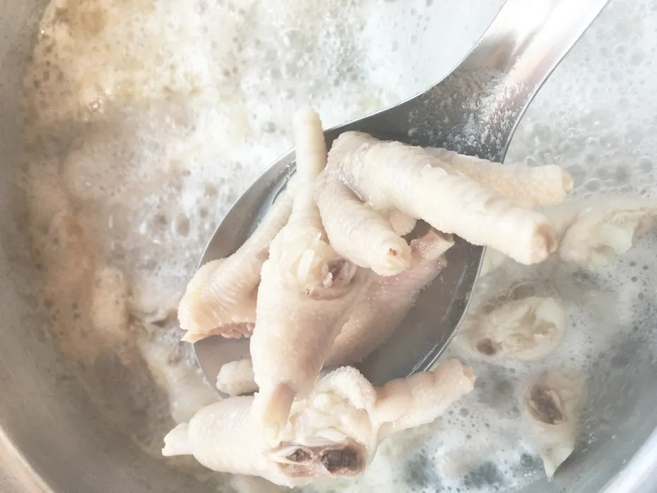 Boiled chicken feet
