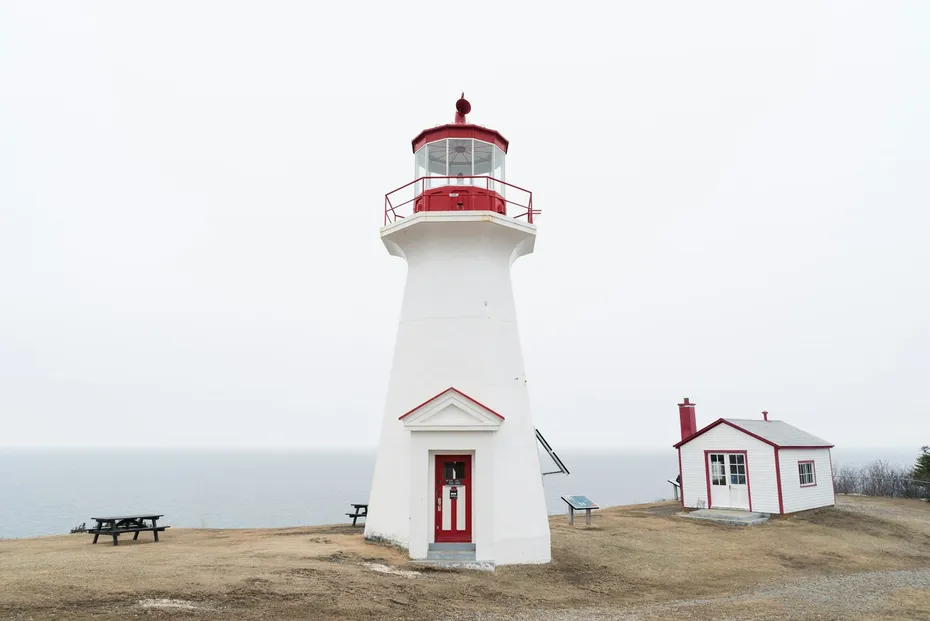 Mont Tremblant Québec white lighthouse near shed