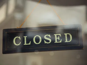 The Vet Clinic Is Closed, What Do I Do? 6 Vet-Approved Steps & Options