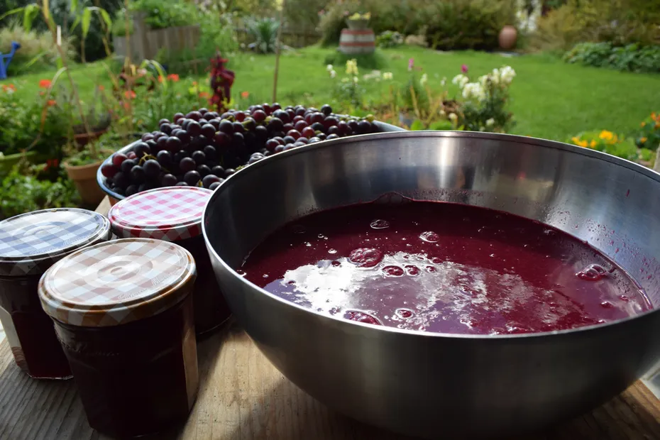 grape-jelly-in-a-bowl-and-glasses