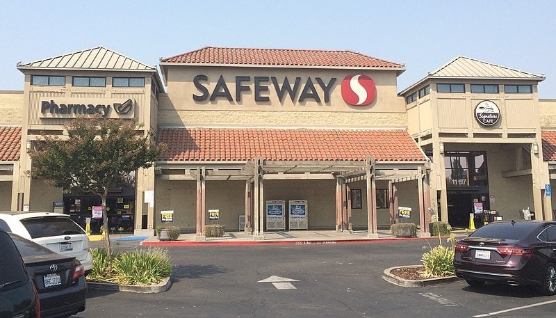 Are Dogs Allowed in Safeway? 2026 In-Store Pet Policy